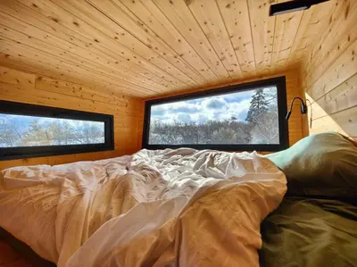 Un ou plusieurs lits dans un hébergement de l'établissement MOOSE home Tiny House Les Chaumes