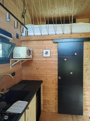Cuisine ou kitchenette dans l'établissement MOOSE home Tiny House Les Chaumes