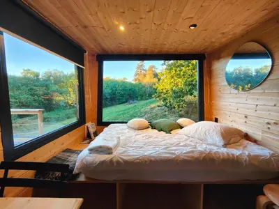 Un ou plusieurs lits dans un hébergement de l'établissement MOOSE home Tiny House Les Chaumes