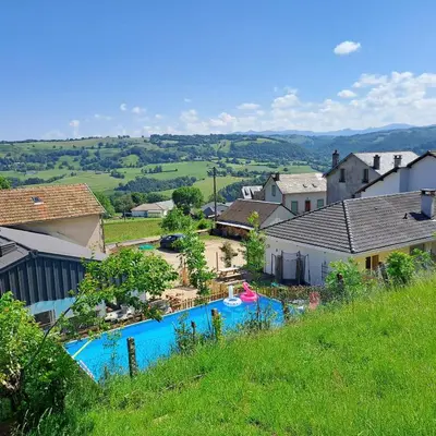Piscine de l'établissement Gite puy Chavaroche met uniek uitzicht ou située à proximité