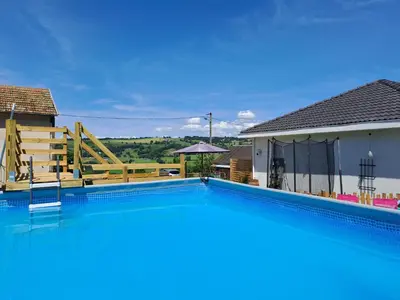 Piscine de l'établissement Gite puy Chavaroche met uniek uitzicht ou située à proximité