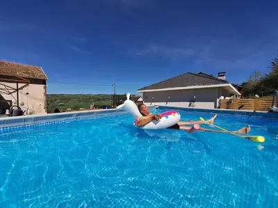 Piscine de l'établissement Gite puy Chavaroche met uniek uitzicht ou située à proximité