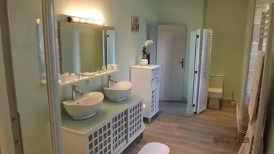 Salle de bains dans l'établissement Domaine de Nalou