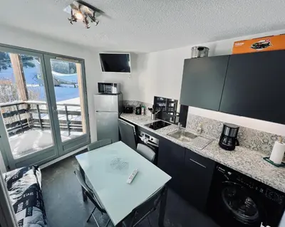 Cuisine ou kitchenette dans l'établissement Studio centre station, 4 pers, Res Griou, Wifi
