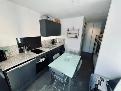 Cuisine ou kitchenette dans l'établissement Studio centre station, 4 pers, Res Griou, Wifi