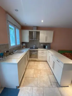 Cuisine ou kitchenette dans l'établissement Chambre d'hôte La Blénie