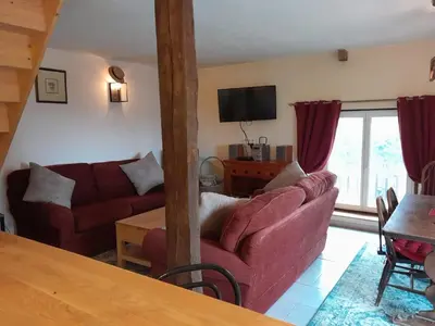 Télévision ou salle de divertissement dans l'établissement Badger Cottage
