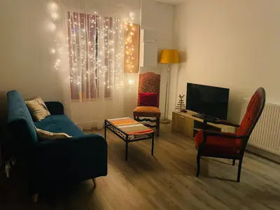 Télévision ou salle de divertissement dans l'établissement Chez Gaston