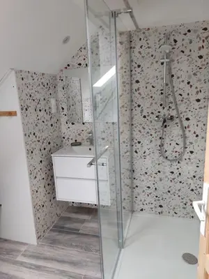 Salle de bains dans l'établissement Les gîtes de Louise