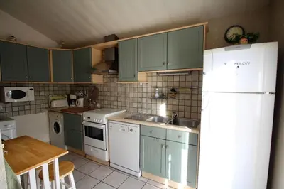 Cuisine ou kitchenette dans l'établissement Doueineix