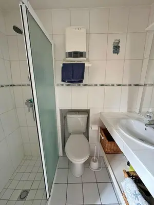 Salle de bains dans l'établissement Doueineix