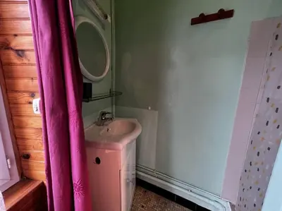 Salle de bains dans l'établissement Le nid douillet Rustique Linge fourni