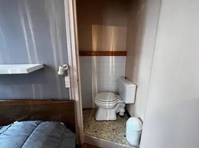 Salle de bains dans l'établissement Le nid douillet Rustique Linge fourni