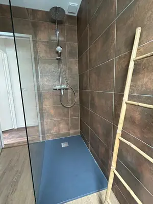 Salle de bains dans l'établissement Les Noyers De Gaudelle
