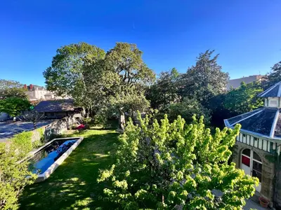 Jardin de l'établissement Demeure de Flore - Hôtel Particulier au Cœur de Brive comprenant 8 appartements de charme
