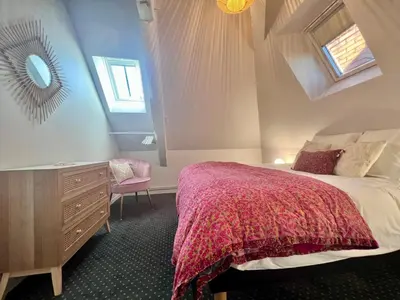 Un ou plusieurs lits dans un hébergement de l'établissement Demeure de Flore - Hôtel Particulier au Cœur de Brive comprenant 8 appartements de charme