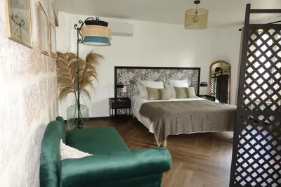 Un ou plusieurs lits dans un hébergement de l'établissement Demeure de Flore - Hôtel Particulier au Cœur de Brive comprenant 8 appartements de charme