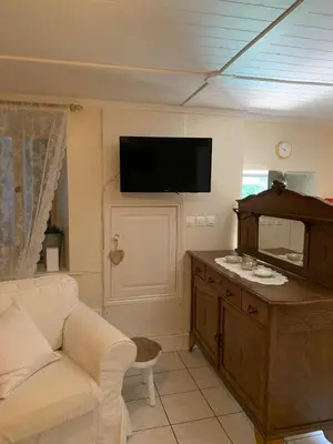 Télévision ou salle de divertissement dans l'établissement Gîte Maison du Trottoir, Sussac