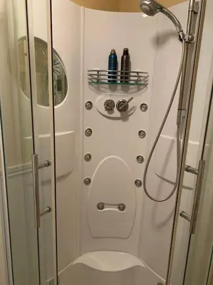 Salle de bains dans l'établissement Gîte Maison du Trottoir, Sussac