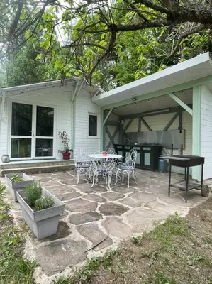 Jardin de l'établissement Chalet au bord de l'étang