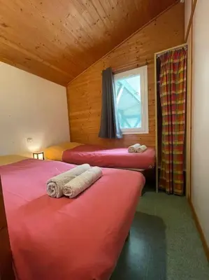 Un ou plusieurs lits dans un hébergement de l'établissement Chalet au bord de l'étang
