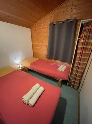 Un ou plusieurs lits dans un hébergement de l'établissement Chalet au bord de l'étang