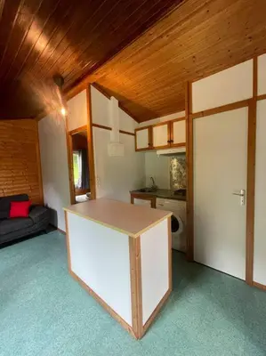 Cuisine ou kitchenette dans l'établissement Chalet au bord de l'étang