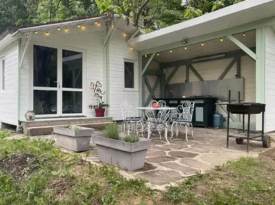 Jardin de l'établissement Chalet au bord de l'étang