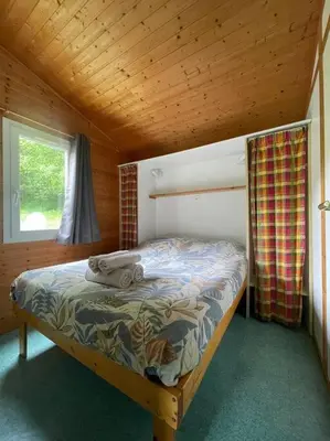 Un ou plusieurs lits dans un hébergement de l'établissement Chalet au bord de l'étang