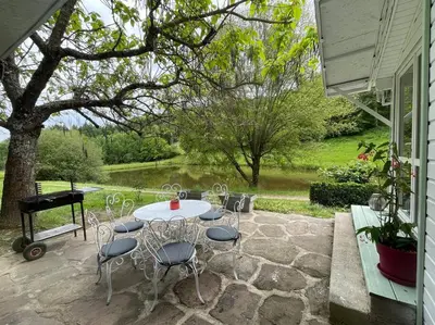 Jardin de l'établissement Chalet au bord de l'étang