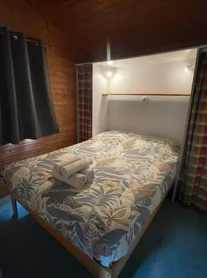 Un ou plusieurs lits dans un hébergement de l'établissement Chalet au bord de l'étang