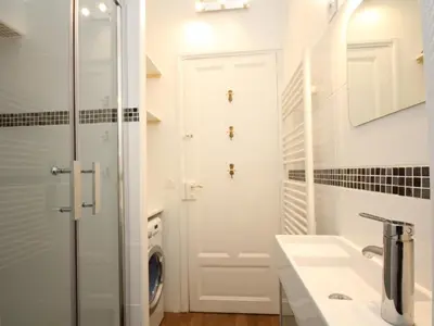 Salle de bains dans l'établissement T1 splendide avec balcon et WIFI - 4 personnes - FR-1-608-46