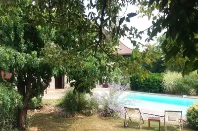 Jardin de l'établissement Villa de charme la Vinadière avec piscine privée et chauffée