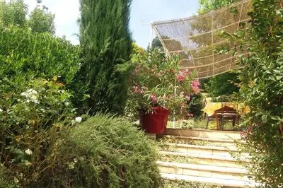 Jardin de l'établissement Villa de charme la Vinadière avec piscine privée et chauffée