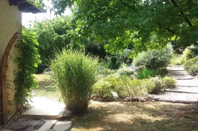 Jardin de l'établissement Villa de charme la Vinadière avec piscine privée et chauffée