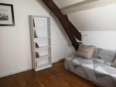 Bibliothèque dans la maison de vacances