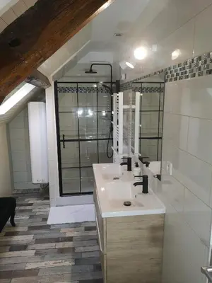 Salle de bains dans l'établissement Gîte en Corrèze 12 pers, Piscine chauffée et Salle de jeux