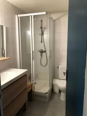 Salle de bains dans l'établissement Appartement spacieux au cœur du massif du Sancy