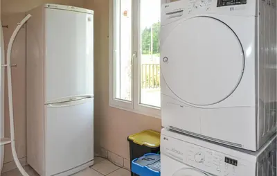 Cuisine ou kitchenette dans l'établissement Stunning Home In Bugeat With Kitchen