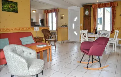 Coin salon dans l'établissement Stunning Home In Bugeat With Kitchen