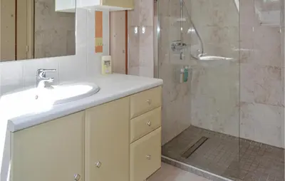 Salle de bains dans l'établissement Stunning Home In Bugeat With Kitchen
