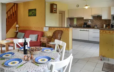 Cuisine ou kitchenette dans l'établissement Stunning Home In Bugeat With Kitchen