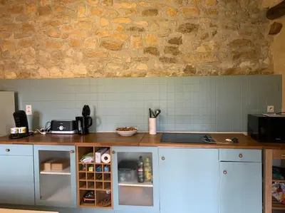 Cuisine ou kitchenette dans l'établissement Charmante maison périgourdine