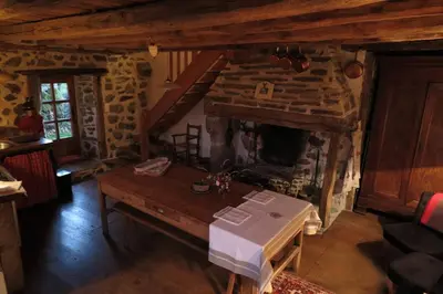 Coin salon dans l'établissement Gîte L'Oustalou