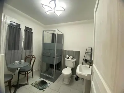 Salle de bains dans l'établissement Avantime