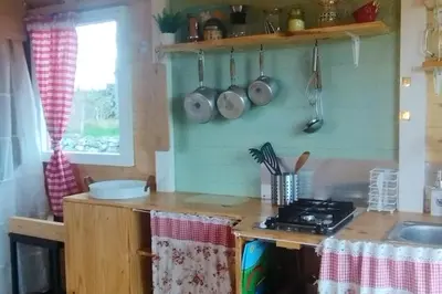 Cuisine ou kitchenette dans l'établissement La Roulotte romantique des volcans