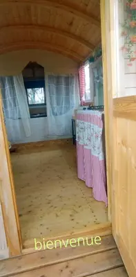 Télévision ou salle de divertissement dans l'établissement La Roulotte romantique des volcans