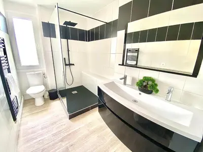 Salle de bains dans l'établissement L'Artiste T3 lumineux et spacieux