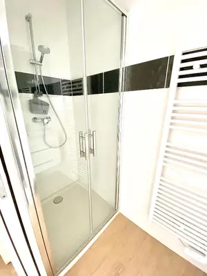 Salle de bains dans l'établissement L'Aristide, calme et moderne