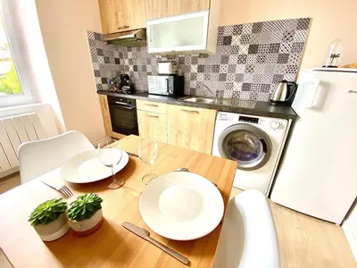 Cuisine ou kitchenette dans l'établissement L'Aristide, calme et moderne